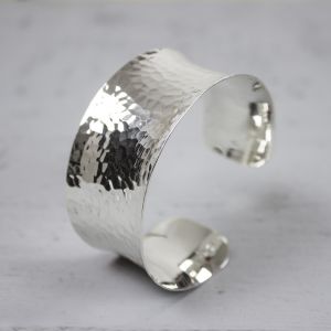 Bracelet silver with hammer scale