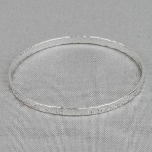 Rinkelarmband zilver hamerslag