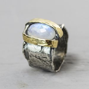 Ring 9 carat with Moonstone