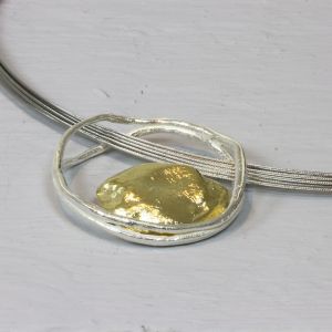 Pendant double wire with heart of gold