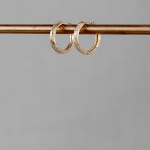 Oorring 14 karaat goud met textuur klein