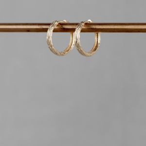 Oorring 14 karaat met textuur groot