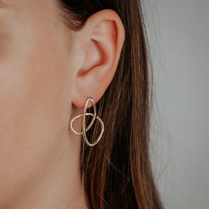 Ear stud scribble gold plated