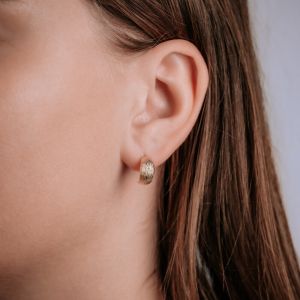 Oorhoepel 14 karaat goud met streep structuur