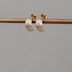 Oorhoepel 14 karaat goud met streep structuur