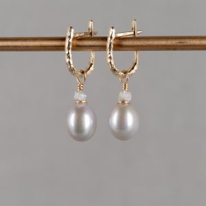 Oorbel aanhanger 14 karaat goud + Grijze Parel + Ruwe Diamant