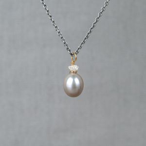 Halskette aus Silberoxyd + vergoldeter Rohdiamant + graue Perle