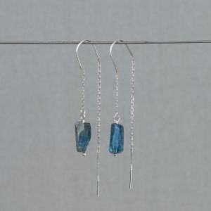 Doortrek oorbel + ruwe Kyaniet