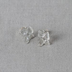 Oorsteker viooltje shiny wit zilver