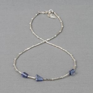 Halskette aus silbernen Röhren mit Iolith