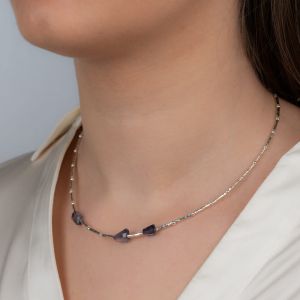 Halskette aus silbernen Röhren mit Iolith