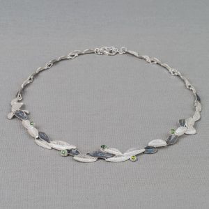Halskette aus silbernen Blättern + grünem Turmalin