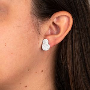 Oorsteker wolken zilver