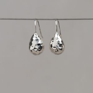Oorhanger zilver hamerslag druppel