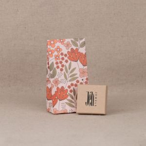 Kleine Verpackung mit rosa Blumen