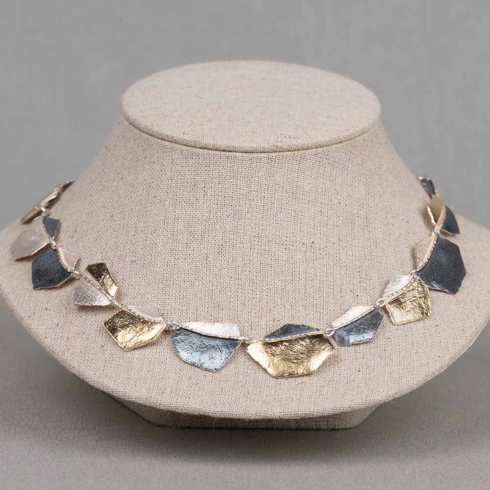 Collier drie kleuren met veel hoeken