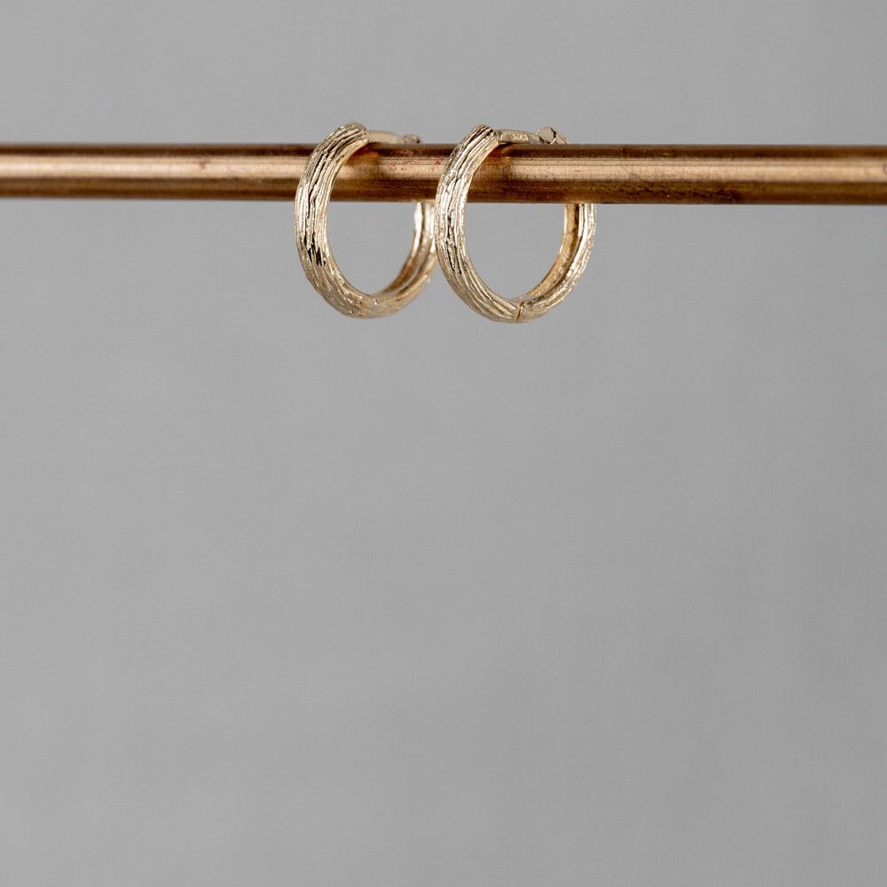 Oorring 14 karaat goud met textuur klein