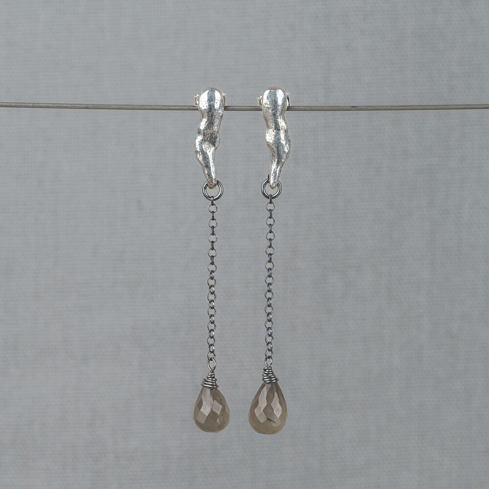 Oorstekers sierlijk lang zilver + Grijze Maansteen