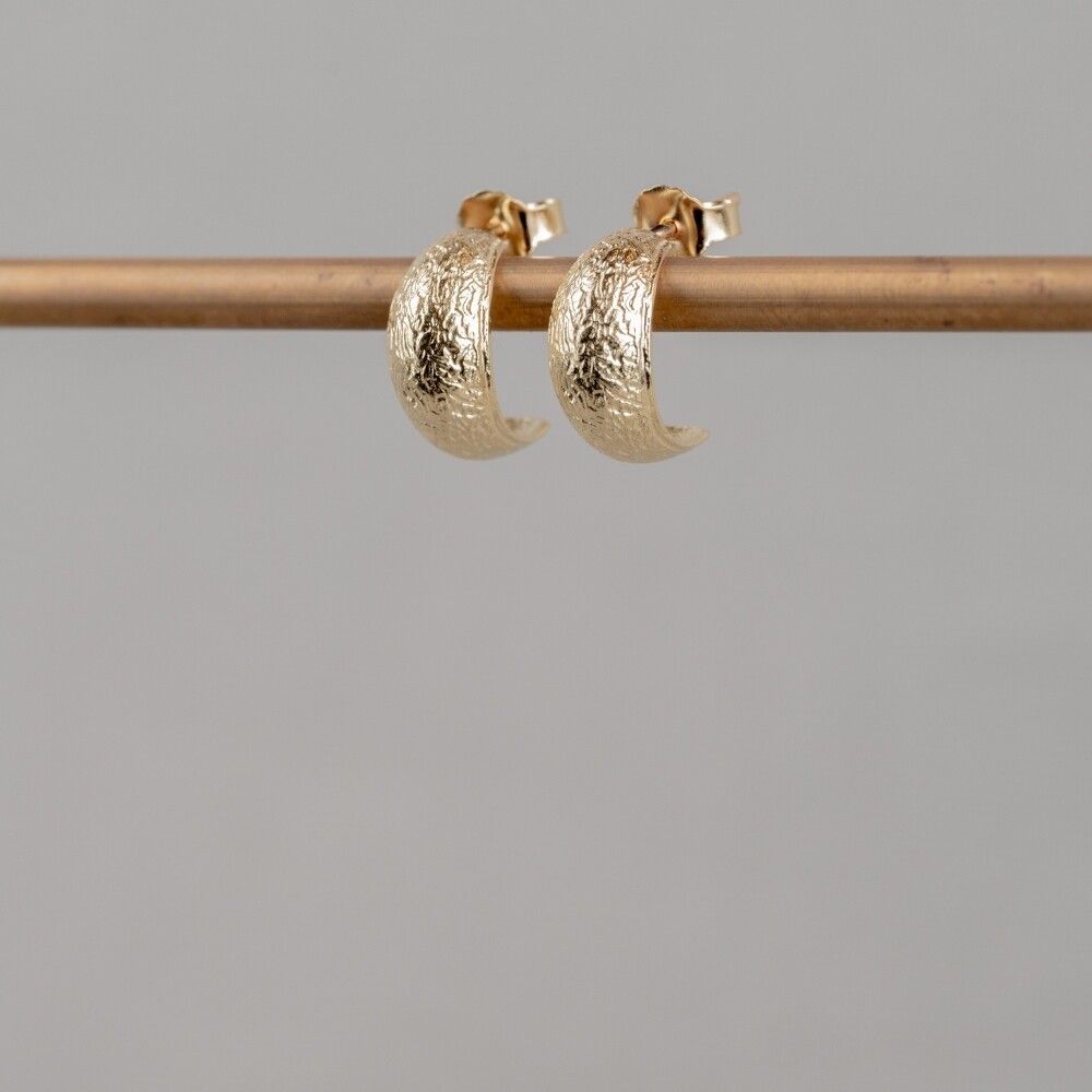 Oorhoepel 14 karaat goud met structuur