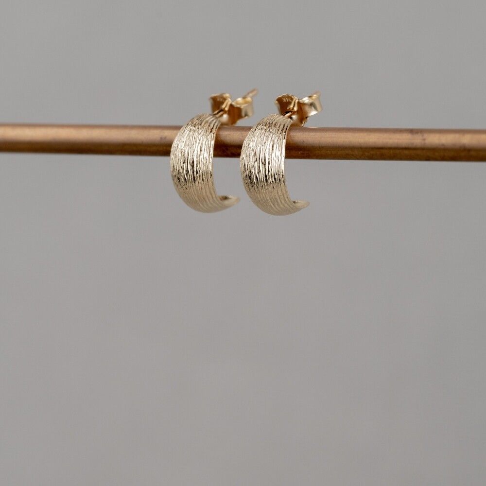 Oorhoepel 14 karaat goud met streep structuur