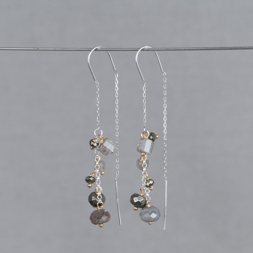 Doortrek oorbel zilver + La Botanic Labradoriet + Pyriet