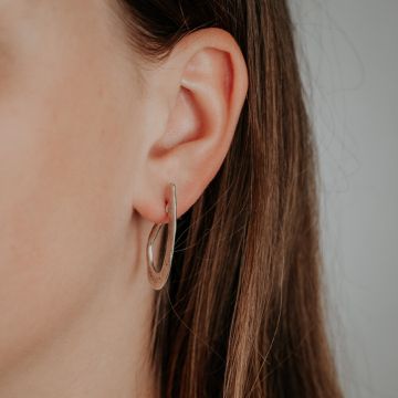 Ohrbügel mit silberner Schleife in Tropfenform