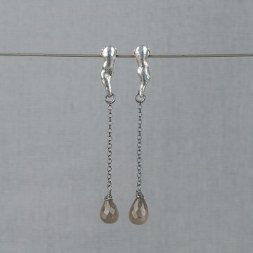 Oorstekers sierlijk lang zilver + Grijze Maansteen