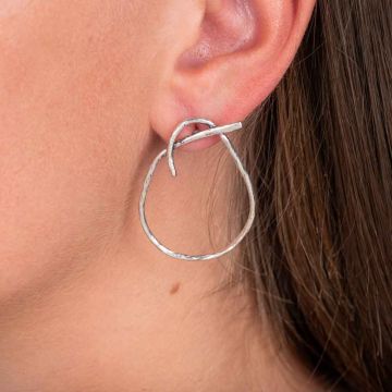 Silberne, glänzende Creolen mit Oxy-Knopf