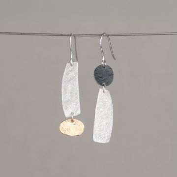 Asymmetrischer Ohrring mit Tropfenform