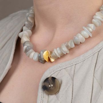 Collier LIMITED Maansteen + Vergulde Klaproos